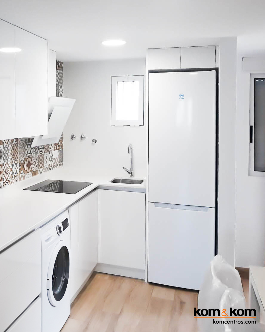 Cocina total White en piso de Benidorm